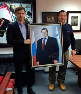 В.Б.Шестаков передает в дар Фонду портрет. (Слева Директор Фонда.)